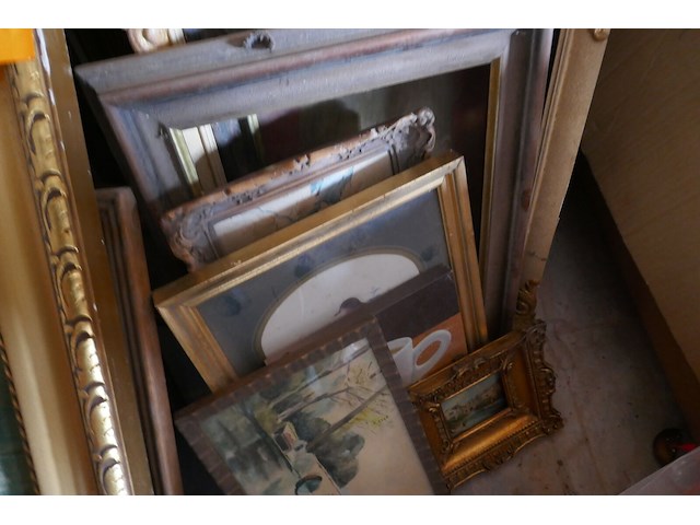 Oude kaders met schilderij en fotos - afbeelding 4 van  5