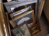 Oude kaders met schilderij en fotos - afbeelding 4 van  5