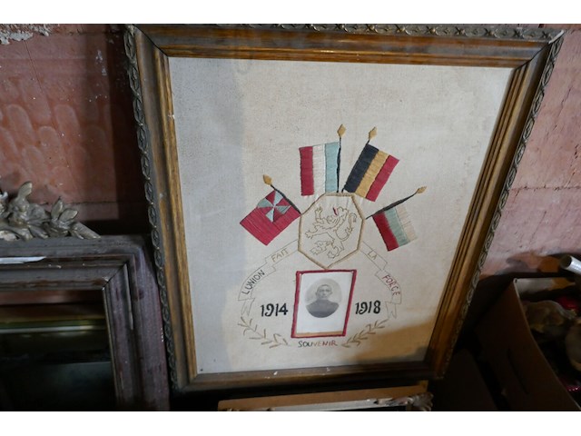 Oude kaders met schilderij en fotos - afbeelding 5 van  5