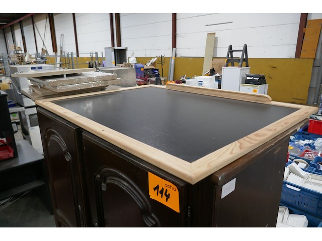 Oude kast en dergelijken - afbeelding 2 van  4