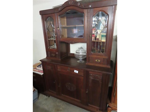 Oude kast zonder inhoud - afbeelding 1 van  3