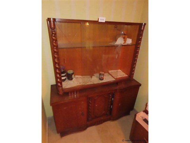 Oude kast zonder inhoud - afbeelding 1 van  3