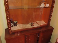 Oude kast zonder inhoud - afbeelding 1 van  3