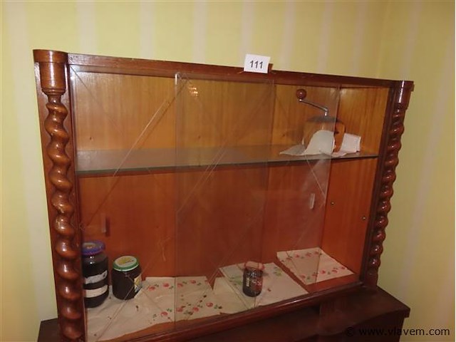 Oude kast zonder inhoud - afbeelding 2 van  3