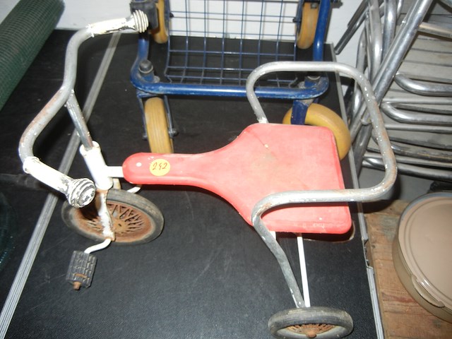 Oude kinderfiets - afbeelding 1 van  2