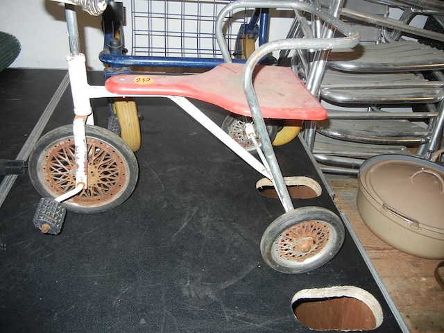 Oude kinderfiets - afbeelding 2 van  2