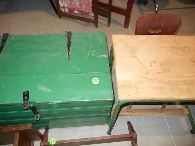 Oude kist en oude bureautafel voor kind - afbeelding 1 van  2