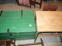 Oude kist en oude bureautafel voor kind - afbeelding 1 van  2