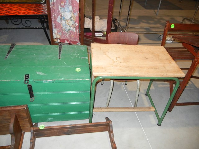 Oude kist en oude bureautafel voor kind - afbeelding 2 van  2