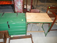Oude kist en oude bureautafel voor kind - afbeelding 2 van  2