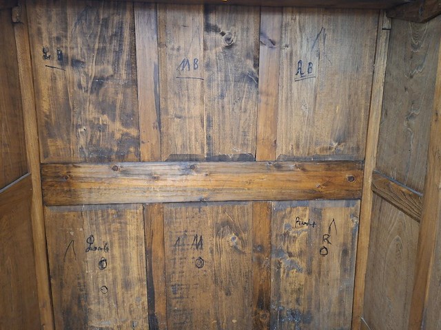 Oude kleerkast - afbeelding 3 van  3