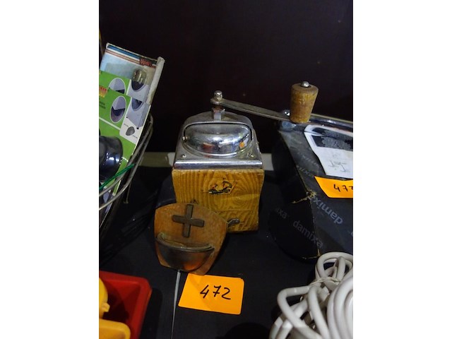 Oude koffiemolen en wijwatervatje - afbeelding 1 van  1