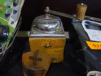 Oude koffiemolen en wijwatervatje - afbeelding 1 van  1