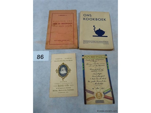 Oude kookboeken en 2 menu's - afbeelding 1 van  5