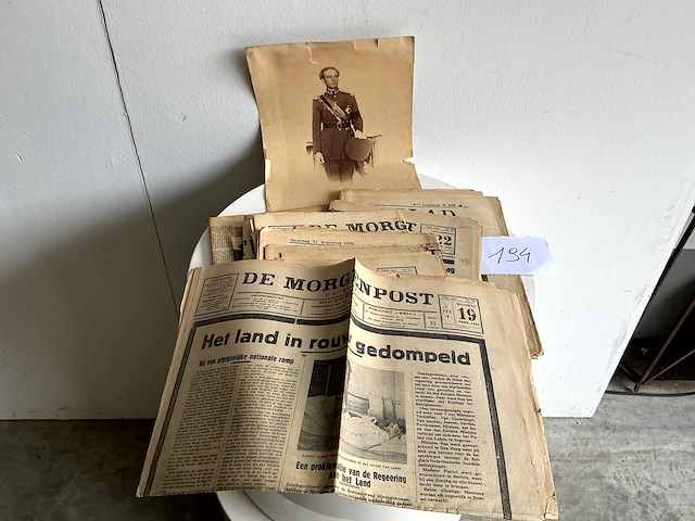 Oude kranten +foto - afbeelding 1 van  1