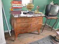 Oude ladenkast 3 laden met marmeren blad en koper beslag afm. 110x85x50, houten tafeltje