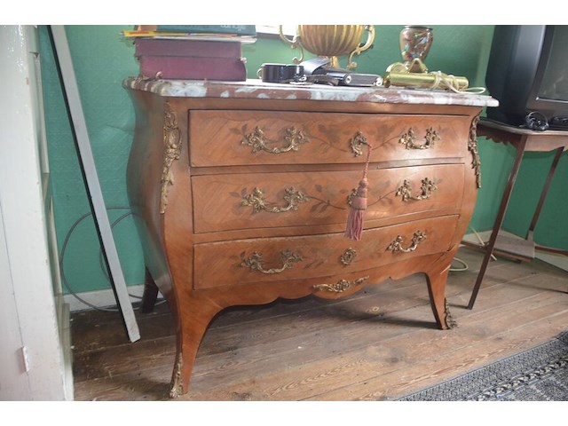 Oude ladenkast 3 laden met marmeren blad en koper beslag afm. 110x85x50, houten tafeltje - afbeelding 2 van  8