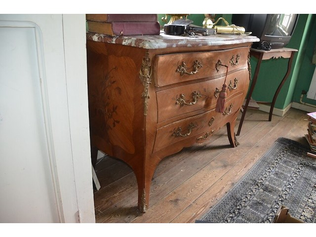 Oude ladenkast 3 laden met marmeren blad en koper beslag afm. 110x85x50, houten tafeltje - afbeelding 3 van  8