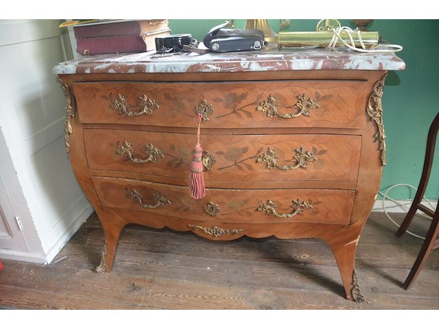 Oude ladenkast 3 laden met marmeren blad en koper beslag afm. 110x85x50, houten tafeltje - afbeelding 7 van  8