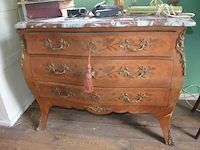 Oude ladenkast 3 laden met marmeren blad en koper beslag afm. 110x85x50, houten tafeltje - afbeelding 7 van  8