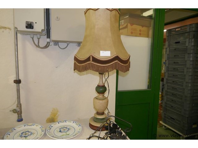 Oude lampadère in hout - afbeelding 1 van  1