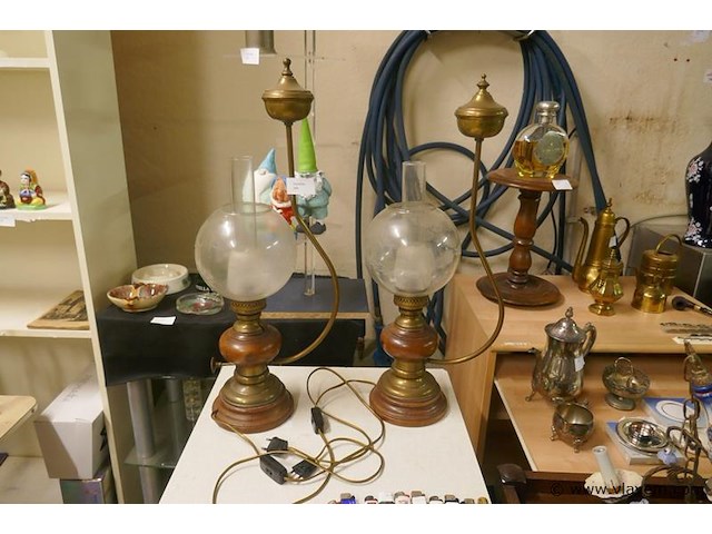 Oude lampen in hout en glas - afbeelding 2 van  2