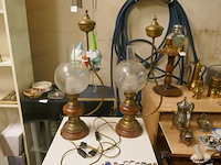 Oude lampen in hout en glas - afbeelding 2 van  2
