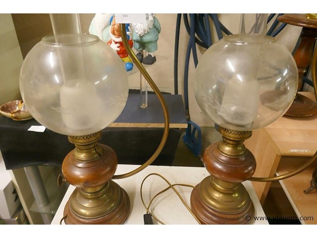 Oude lampen in hout en glas - afbeelding 1 van  2