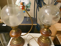 Oude lampen in hout en glas - afbeelding 1 van  2