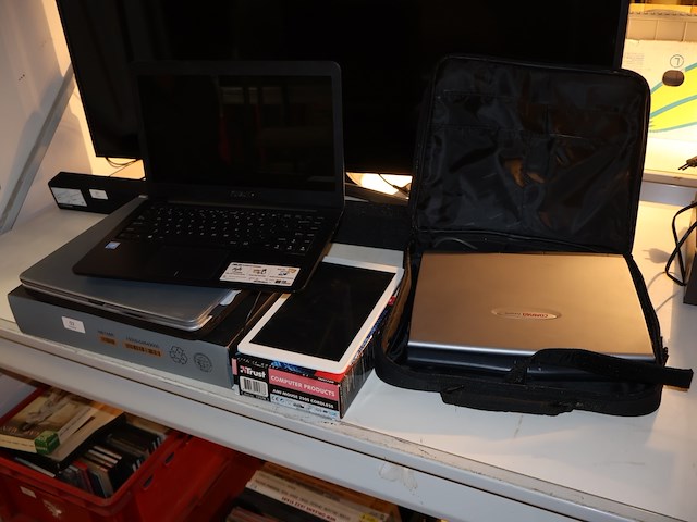 Oude laptop (x3) - afbeelding 1 van  6
