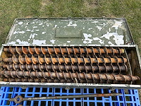 Oude legerkist met grondboren en grondankers - afbeelding 2 van  7