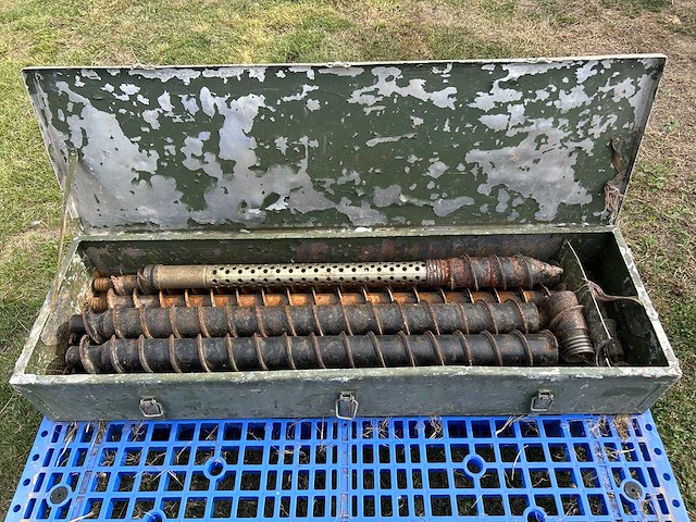 Oude legerkist met grondboren - afbeelding 2 van  8