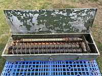 Oude legerkist met grondboren - afbeelding 2 van  8