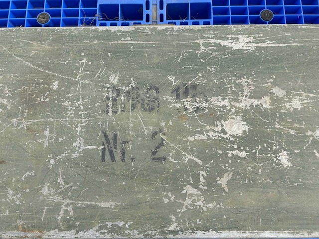 Oude legerkist met grondboren - afbeelding 3 van  8