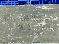 Oude legerkist met grondboren - afbeelding 3 van  8
