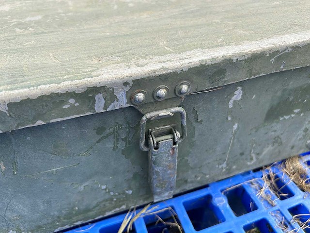 Oude legerkist met grondboren - afbeelding 4 van  8