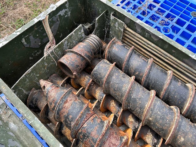 Oude legerkist met grondboren - afbeelding 8 van  8