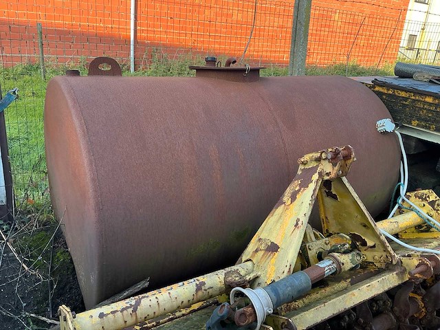Oude mazouttank - afbeelding 1 van  1