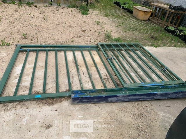 Oude metalen poort met deurelement - afbeelding 1 van  3