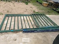 Oude metalen poort met deurelement