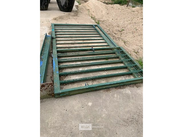 Oude metalen poort met deurelement - afbeelding 2 van  3
