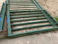 Oude metalen poort met deurelement - afbeelding 2 van  3