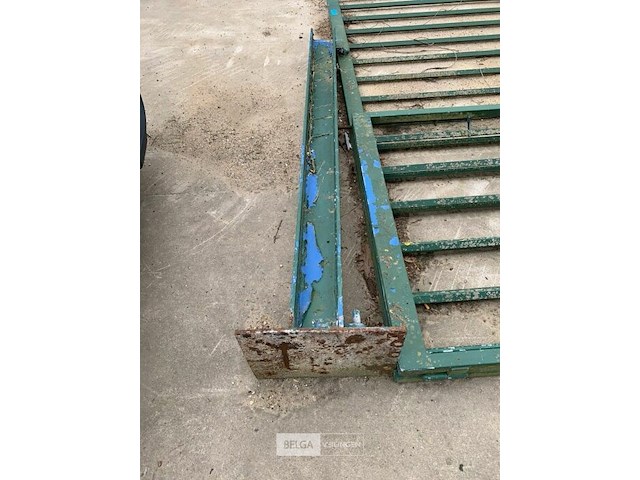 Oude metalen poort met deurelement - afbeelding 3 van  3