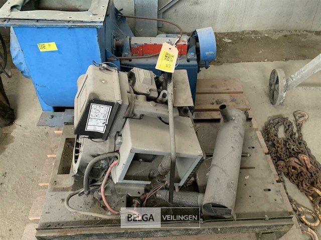 Oude motor diesel - afbeelding 1 van  3