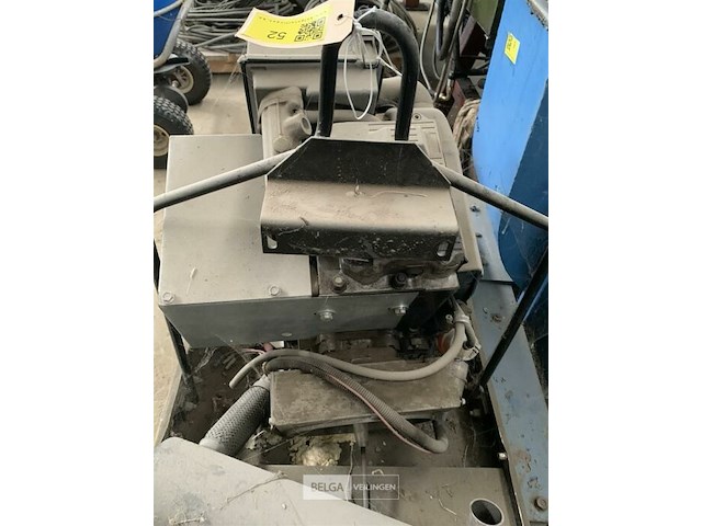 Oude motor diesel - afbeelding 2 van  3