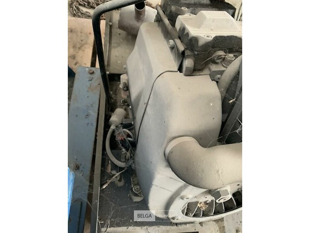 Oude motor diesel - afbeelding 3 van  3