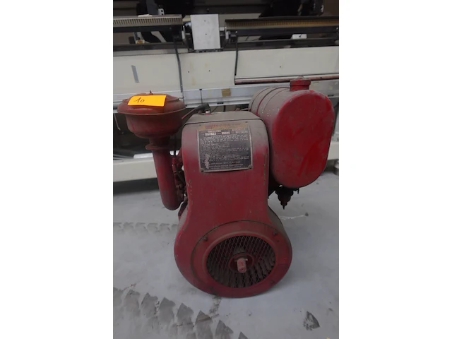 Oude motor wisoonsin - afbeelding 1 van  4