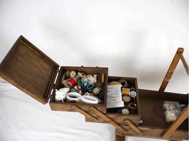 Oude naaidoos - afbeelding 4 van  5