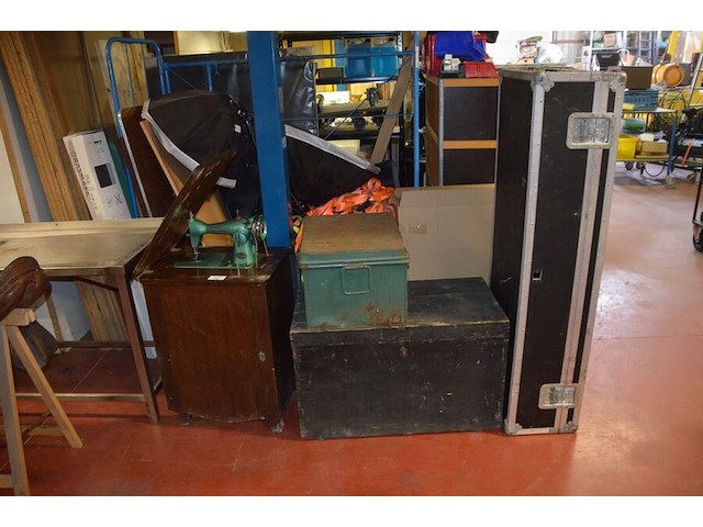 Oude naaimachine naaivita deluxe, metalen en houten kist - afbeelding 1 van  9