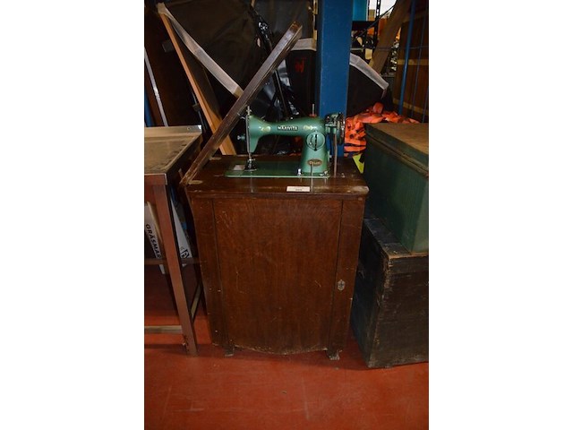 Oude naaimachine naaivita deluxe, metalen en houten kist - afbeelding 2 van  9